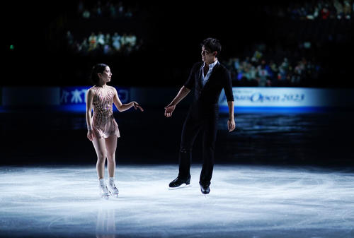 スペシャルゲストでの演技を終え引き揚げる「りくりゅう」三浦（左）木原組（撮影・横山健太）