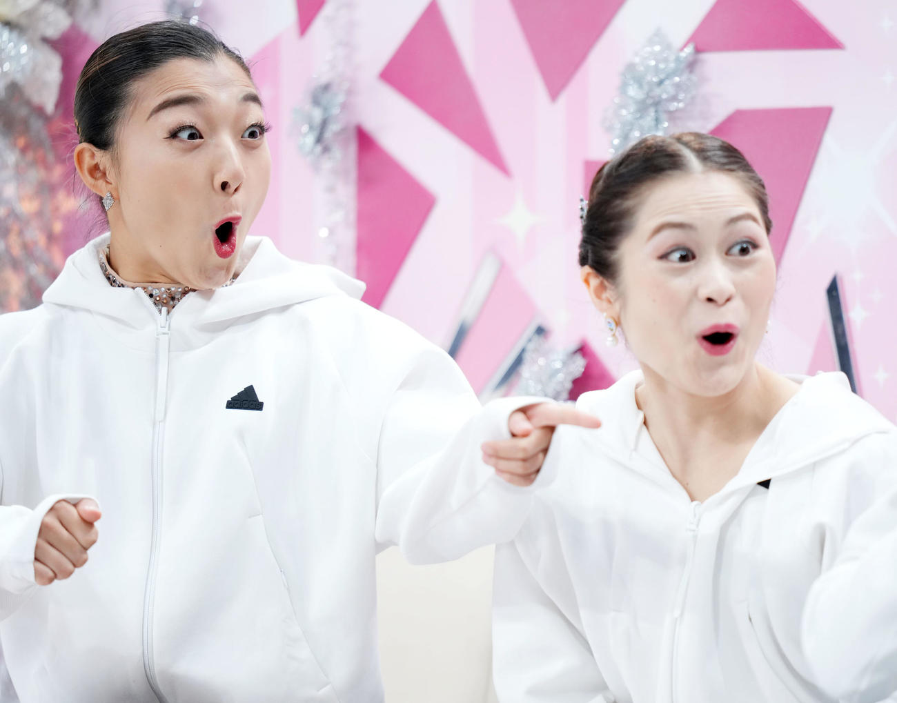 友野の得点に驚く坂本と宮原（右）（撮影・横山健太）