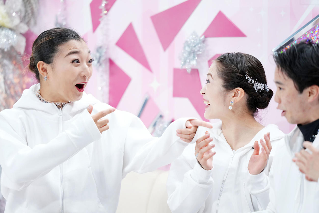 友野の得点に驚く坂本と宮原（右）（撮影・横山健太）