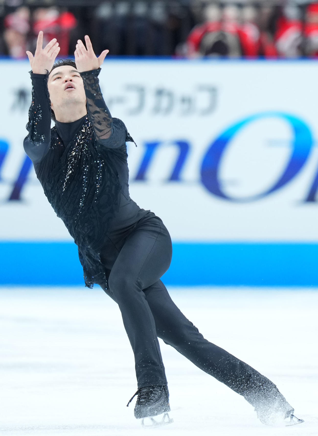 演技を披露する友野（撮影・横山健太）