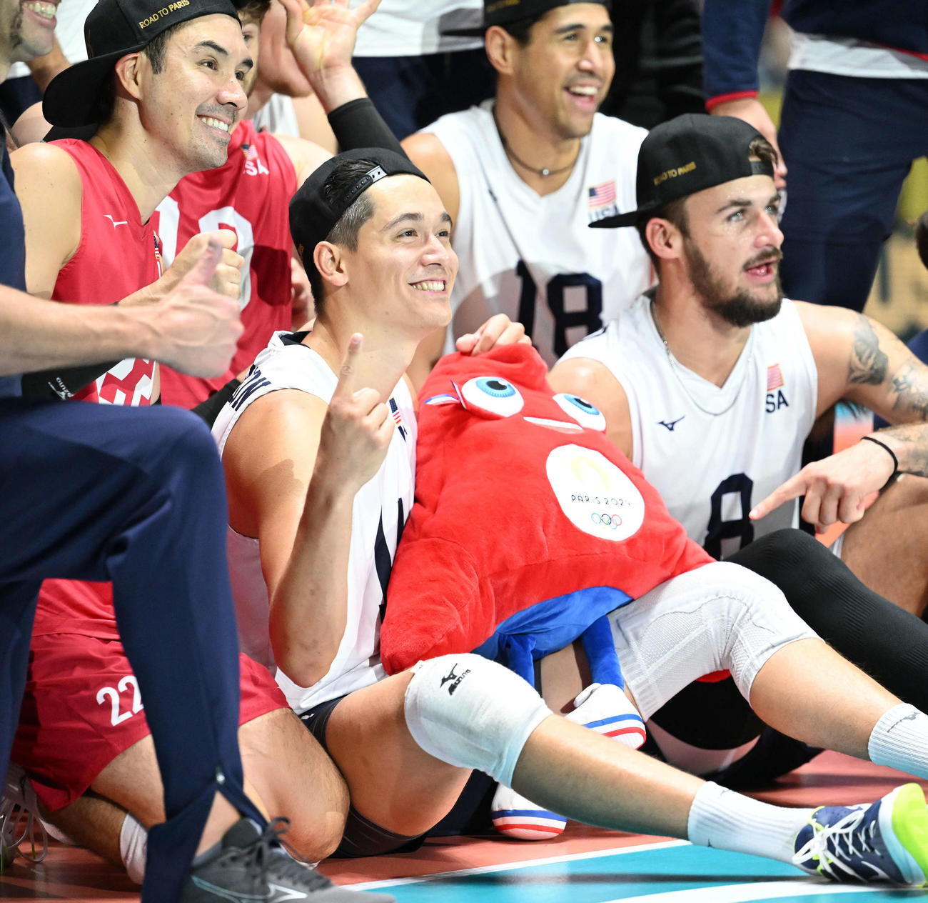 米国対セルビア　試合後、パリ五輪マスコットの「フリージュ」を手に記念撮影する米国のクリステンソン（前列中央）（撮影・滝沢徹郎）