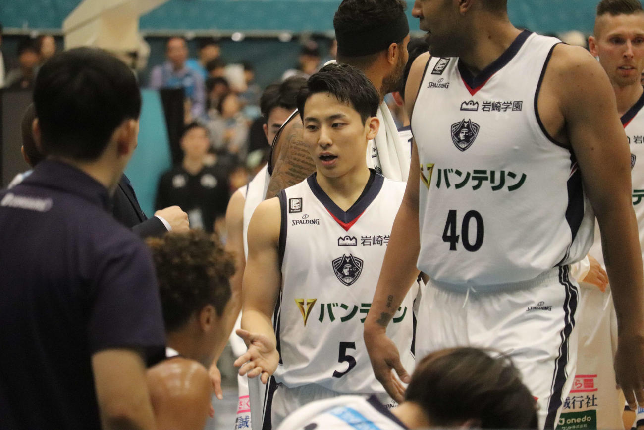 京都対横浜BC　チームメートの元に向かう横浜BC河村（中央）（撮影・竹本穂乃加）