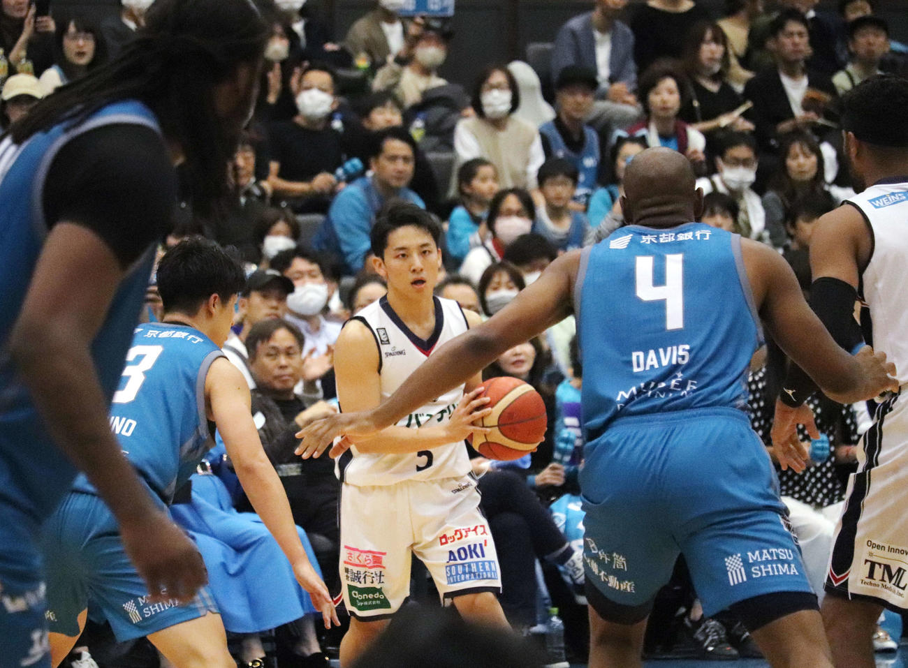 京都対横浜BC　ボールを手にパスの出しどころを探す横浜BC河村（中央）（撮影・竹本穂乃加）