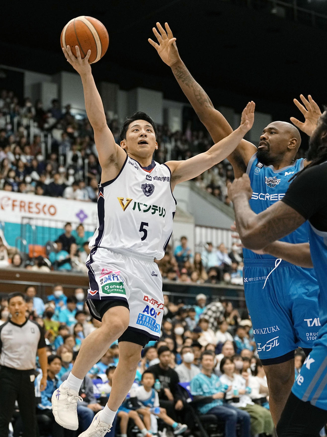 京都対横浜BC　第3クオーター、シュートを決める横浜BC河村（左）
