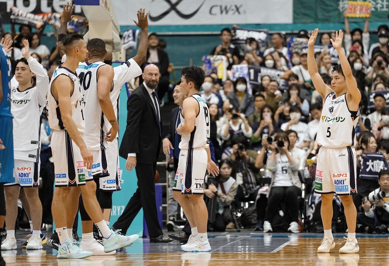 京都に勝利し、スタンドに手を振る横浜BC・河村（右端）ら（共同）