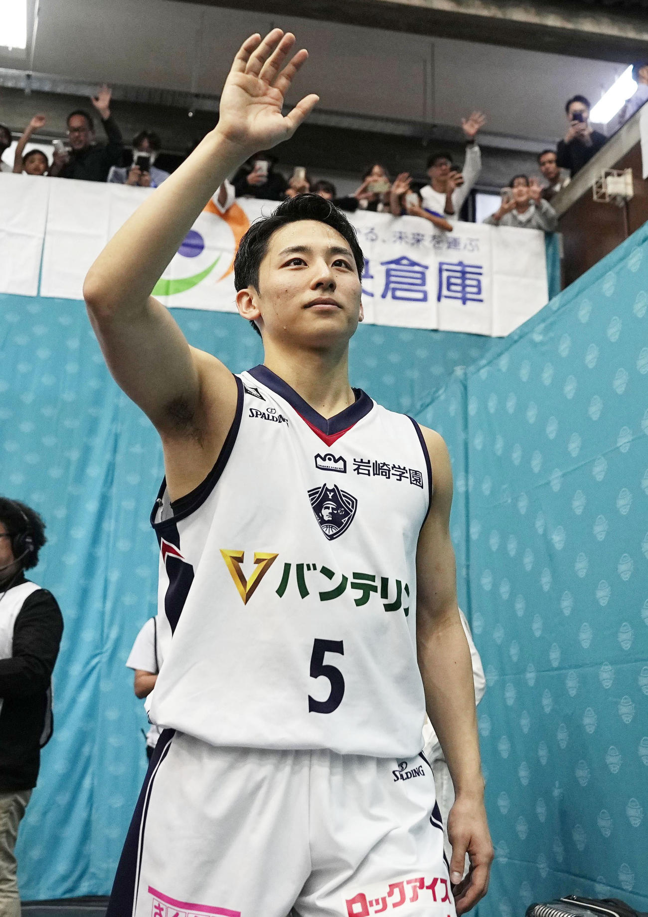 インタビューを終え、スタンドのファンに手を振る横浜BC・河村（共同）