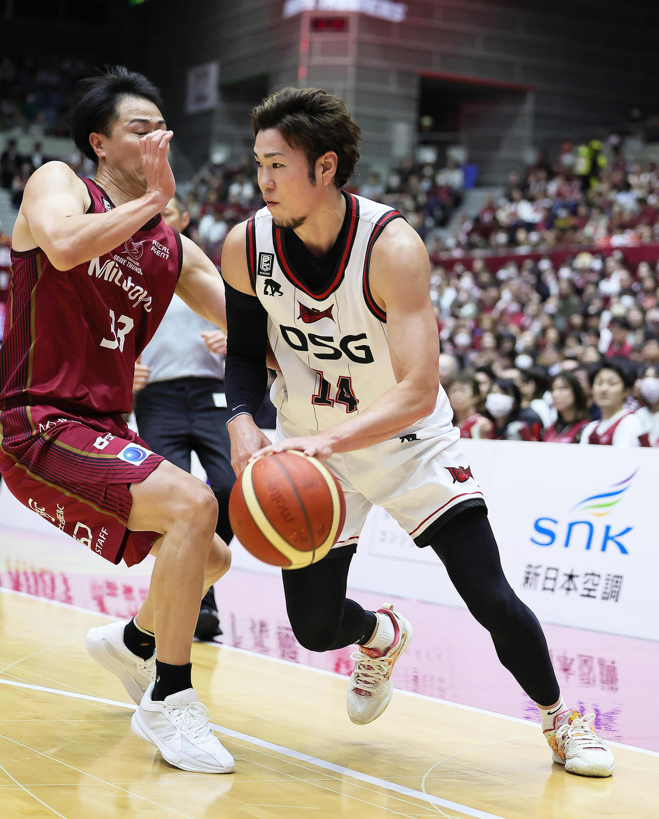 川崎対三遠　第1Q、ドリブルで攻め込む三遠金丸（右）（撮影・足立雅史）