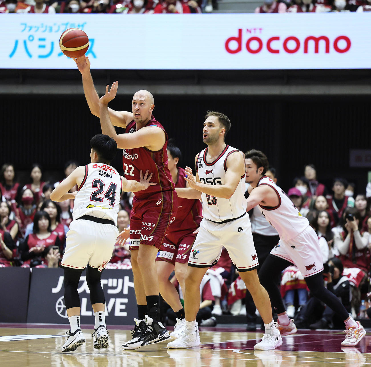 川崎対三遠　第1Q、パスを出す川崎ファジーカス（左から2人目）（撮影・足立雅史）