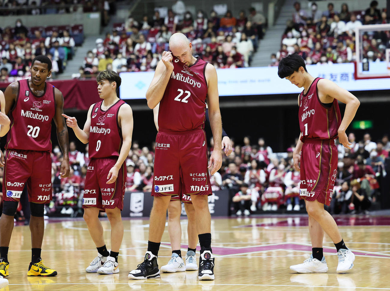 川崎対三遠　第2Q、汗を拭う川崎ファジーカス（中央）ら（撮影・足立雅史）