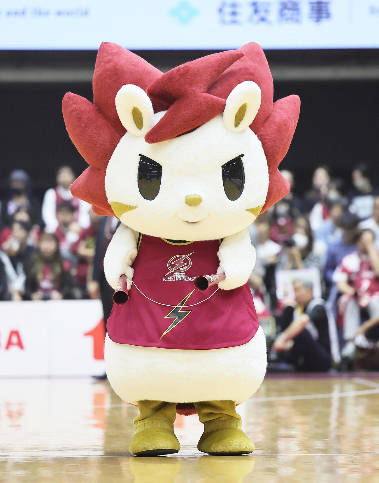 川崎対三遠　会場を盛り上げる川崎マスコットのロウル（撮影・足立雅史）