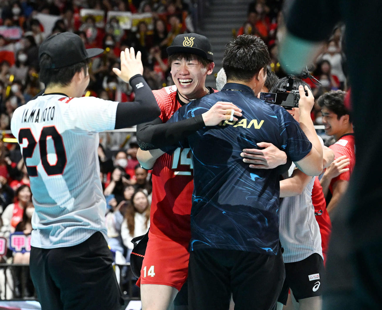日本対スロベニア　試合後、パリ五輪出場権獲得に男泣きしスタッフらと抱き合う石川（左から2人目）（撮影・滝沢徹郎）