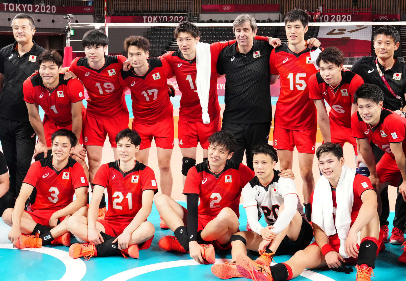 21年8月、東京五輪のブラジルとの準々決勝後、藤井直伸さん（前列左端）と記念写真に納まる西田（同右端）ら