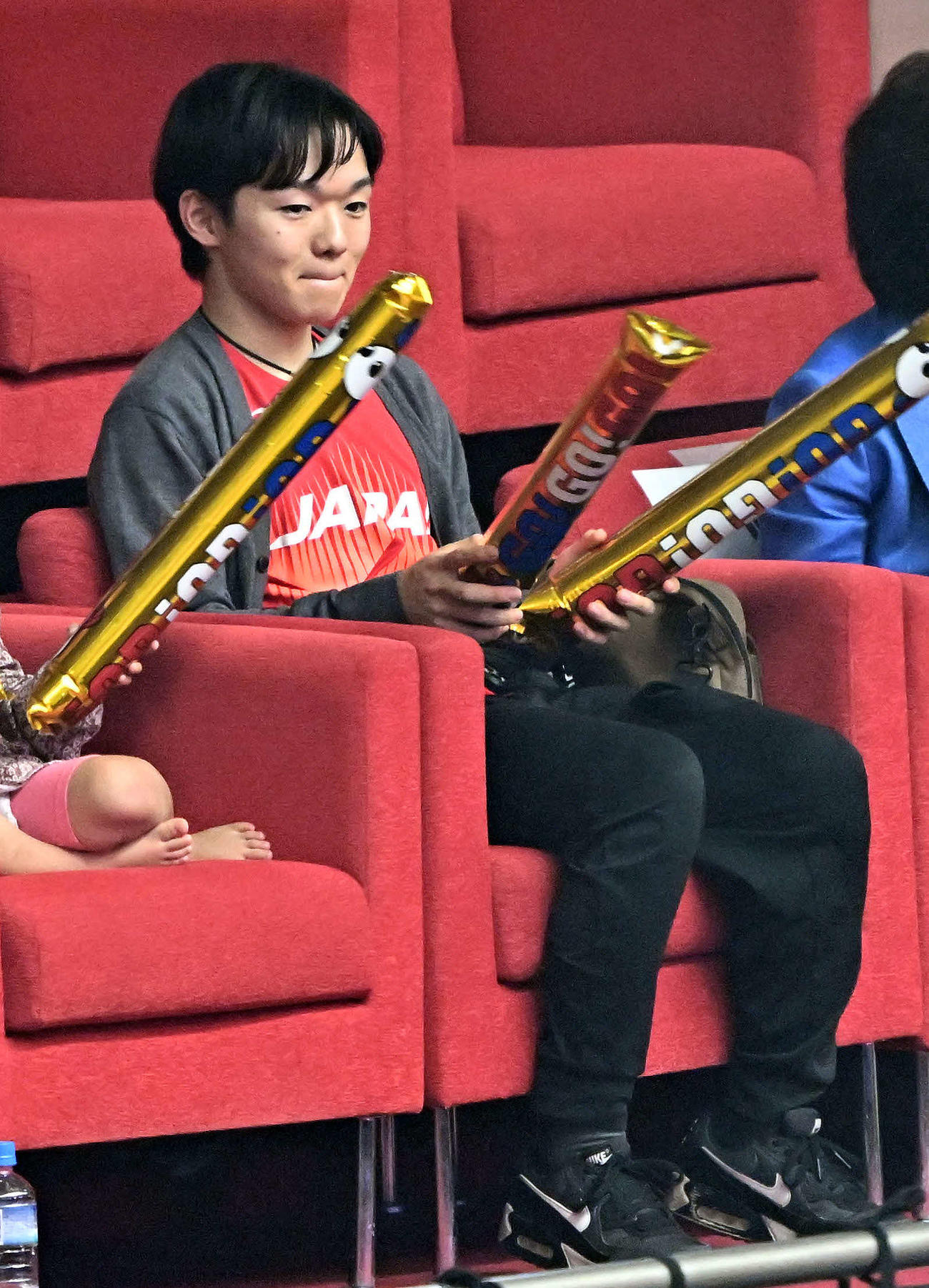 日本対スロベニア　観戦するフィギュアスケート男子の鍵山（撮影・滝沢徹郎）