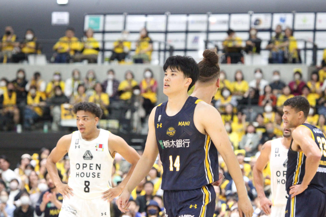 B1初得点をマークした宇都宮村岸は胸を張ってベンチに戻る（撮影・沢田啓太郎）