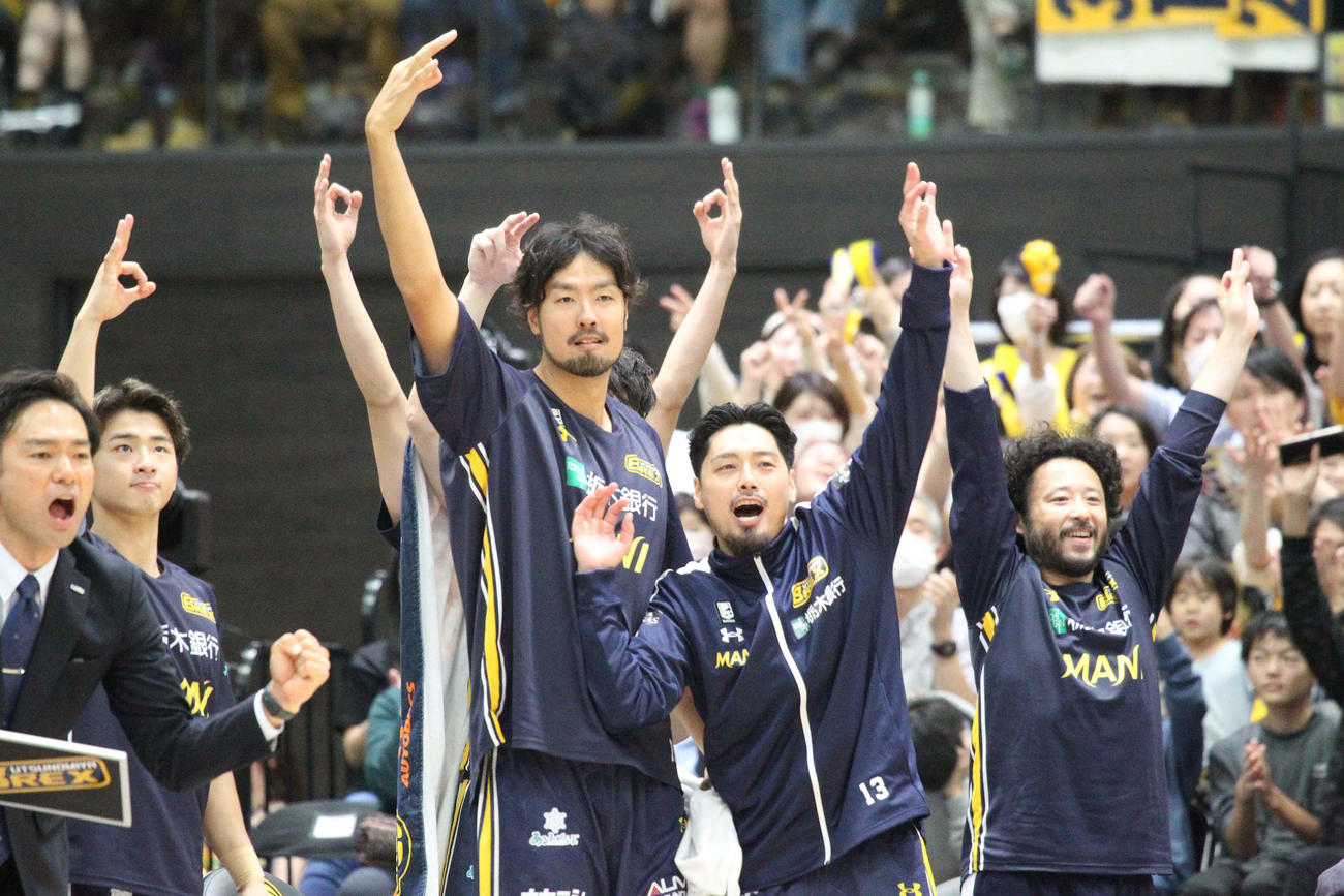 遠藤祐亮の3Pシュートが決まり、万歳する宇都宮の選手たち（撮影・沢田啓太郎）