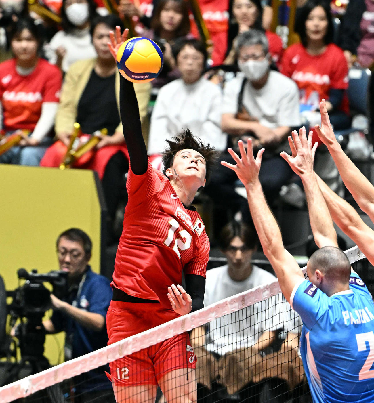 日本対スロベニア　第1S、スパイクを放つ高橋藍（撮影・滝沢徹郎）