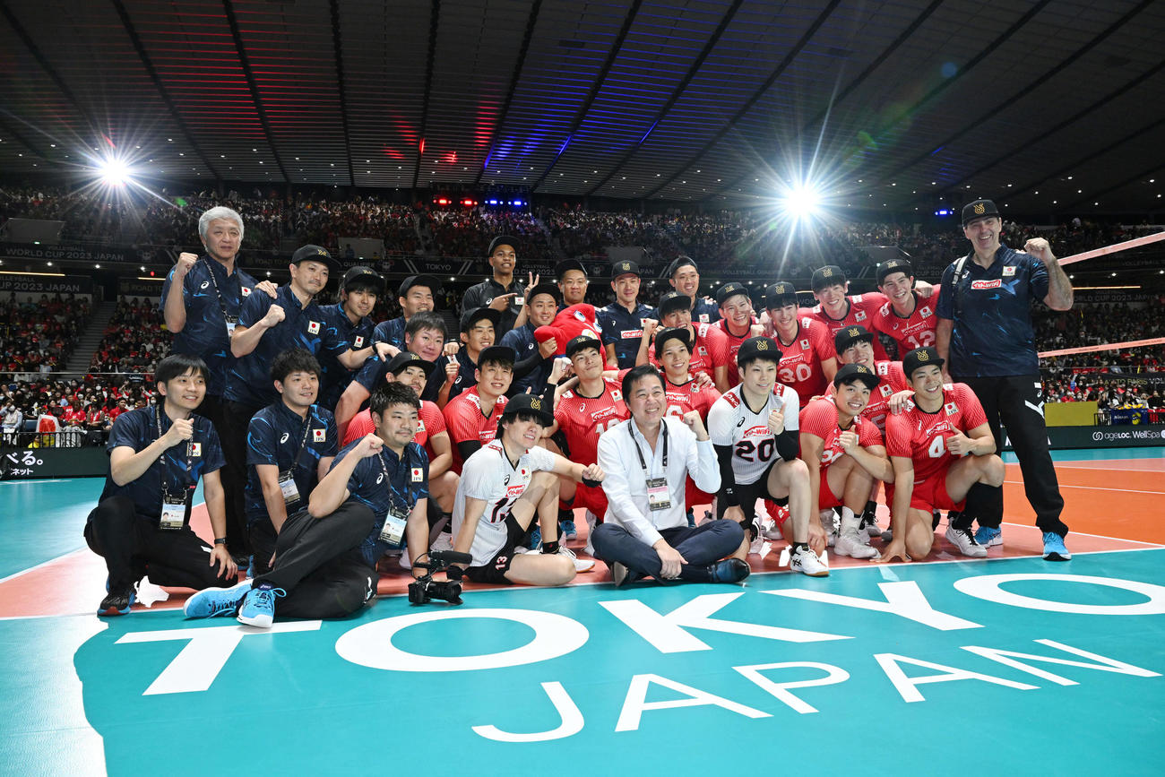 日本対スロベニア　日本対スロベニア　パリ五輪出場権を獲得し川合会長（前列左から3番目）と記念撮影する選手たち（撮影・滝沢徹郎）