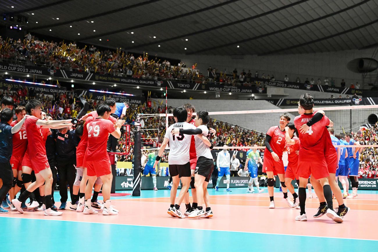 日本対スロベニア　パリ五輪出場権を獲得し抱き合って喜ぶ石川（中央後方）ら選手たち（撮影・滝沢徹郎）