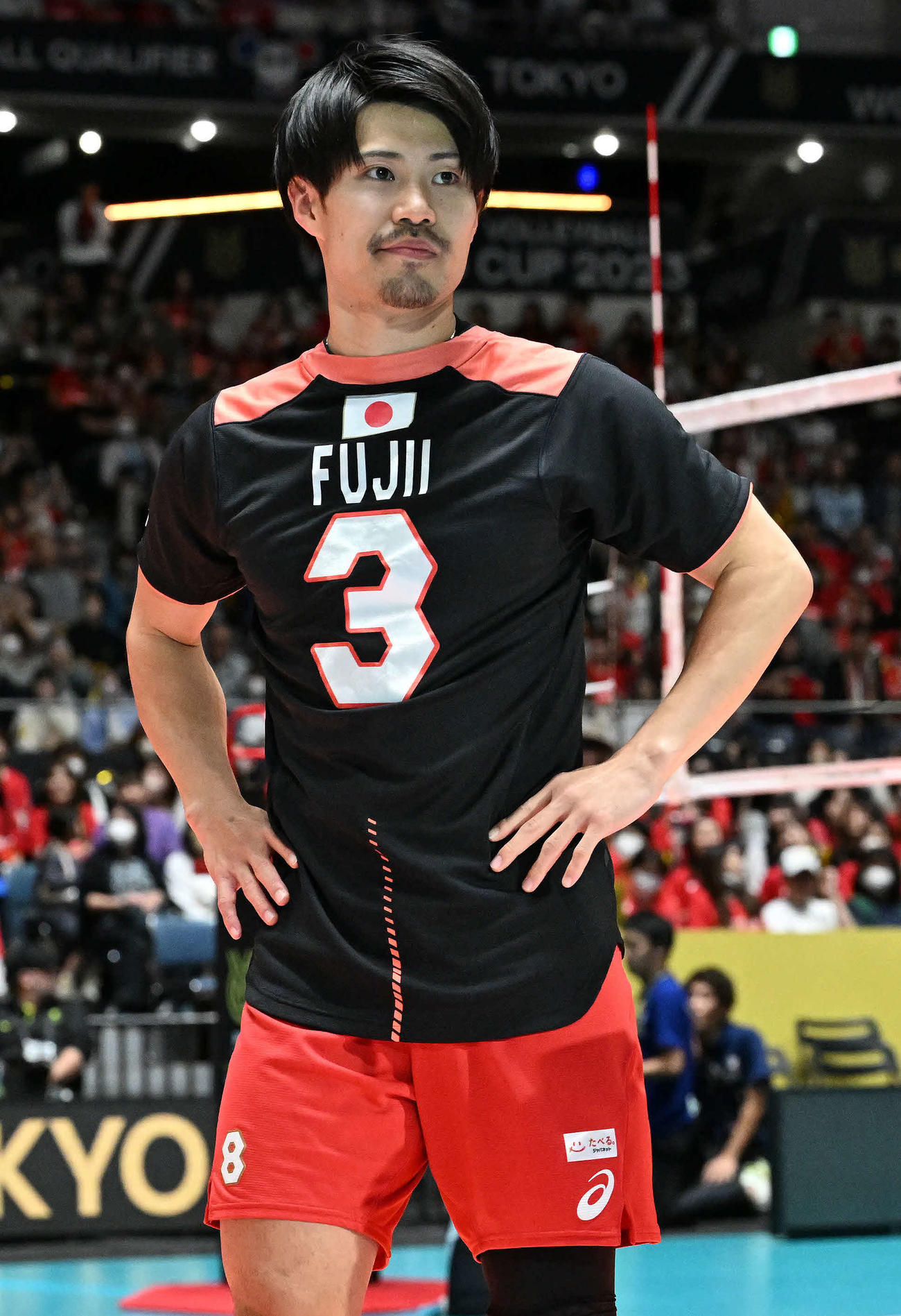 日本対スロベニア　試合後、藤井直伸さんのユニホームを着てインタビューに臨む関田（撮影・滝沢徹郎）