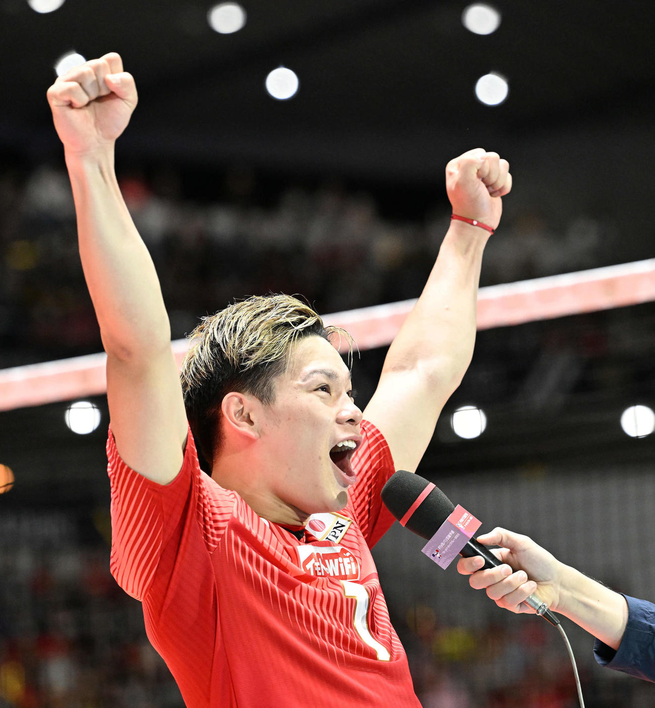 日本対スロベニア　試合後のインタビューでガッツポーズする西田（撮影・滝沢徹郎）
