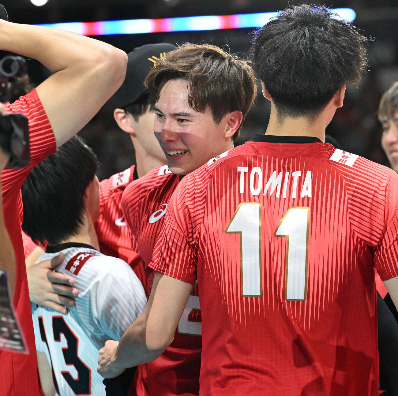 日本対スロベニア　試合後、パリ五輪出場権獲得に男泣きし抱き合う高橋藍（中央）（撮影・滝沢徹郎）