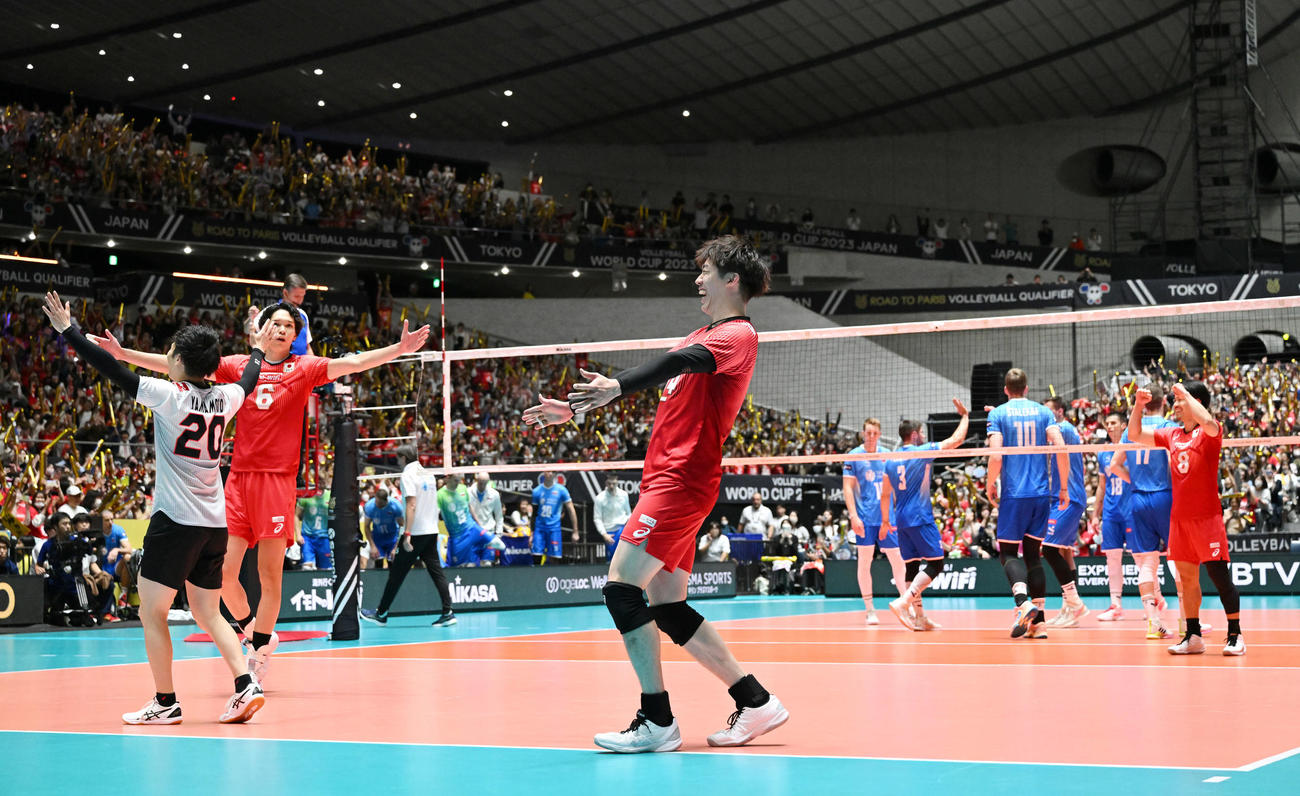 日本対スロベニア　パリ五輪出場権を獲得し喜ぶ石川（中央）ら選手たち（撮影・滝沢徹郎）