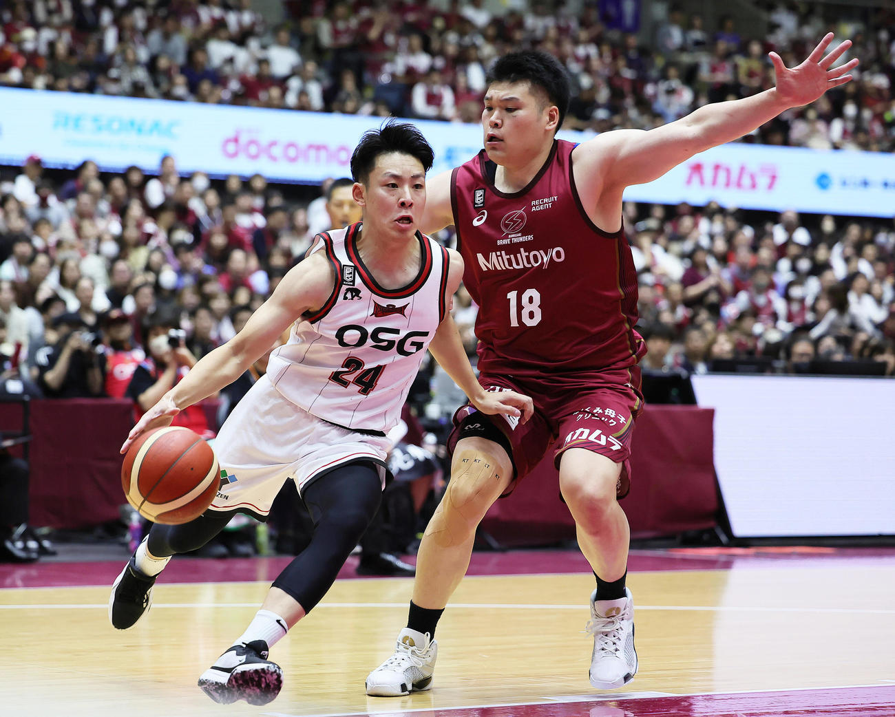 川崎対三遠　第1Q、ドリブルで攻める三遠佐々木（左）。右は川崎鎌田（撮影・足立雅史）