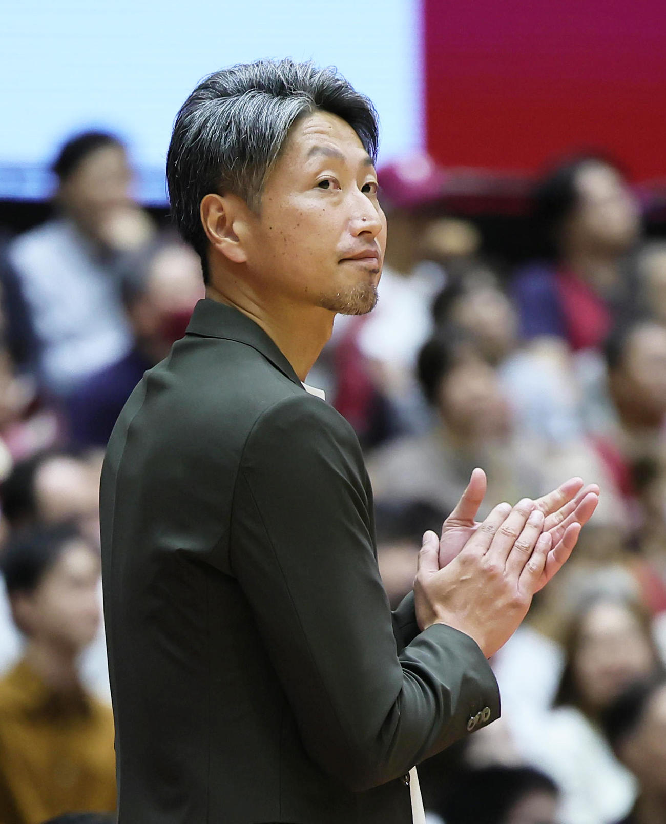 川崎対三遠　試合中、プレーに拍手する三遠の大野HC（撮影・足立雅史）