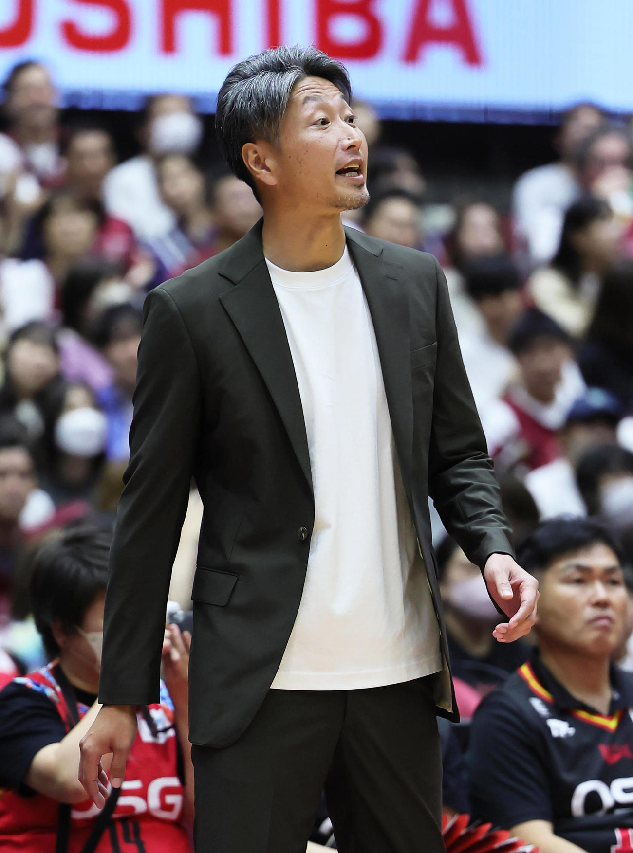 川崎対三遠　試合中、指示を出す三遠の大野HC（撮影・足立雅史）