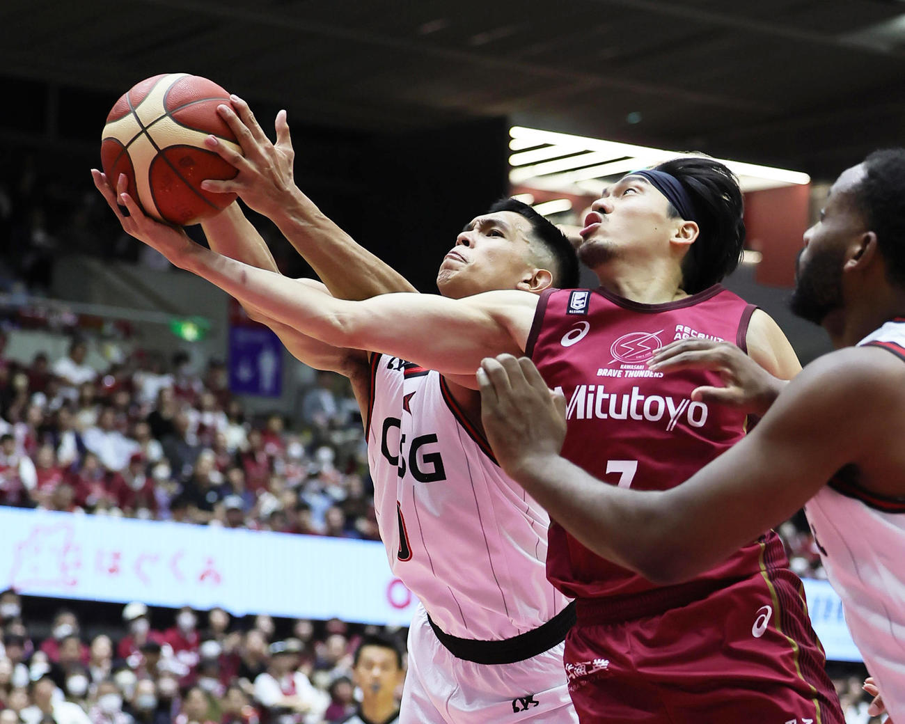 川崎対三遠　第3Q、競り合う三遠藤井（左）と川崎篠山（撮影・足立雅史）