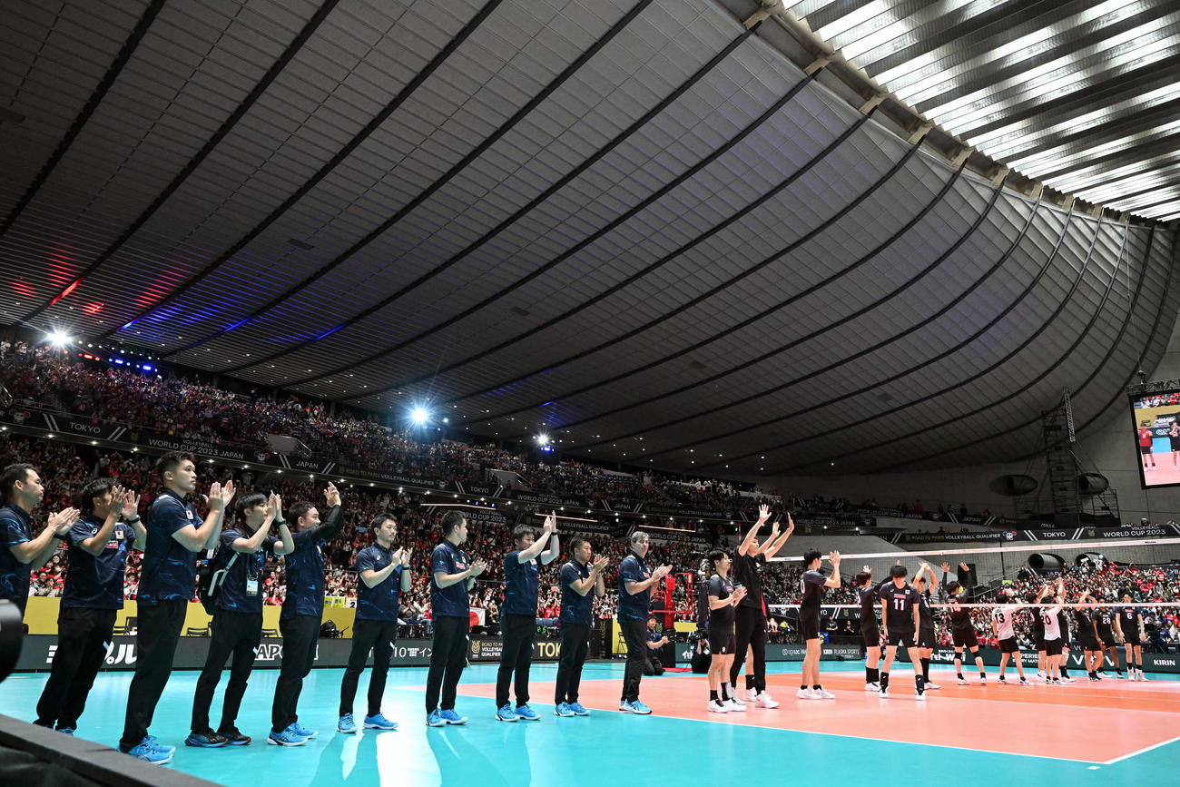 日本対米国　試合後、ファンにあいさつする選手たち（撮影・滝沢徹郎）