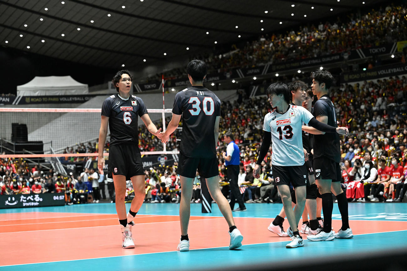 日本対米国　第1セットを落とし悔しげな日本の選手たち（撮影・滝沢徹郎）