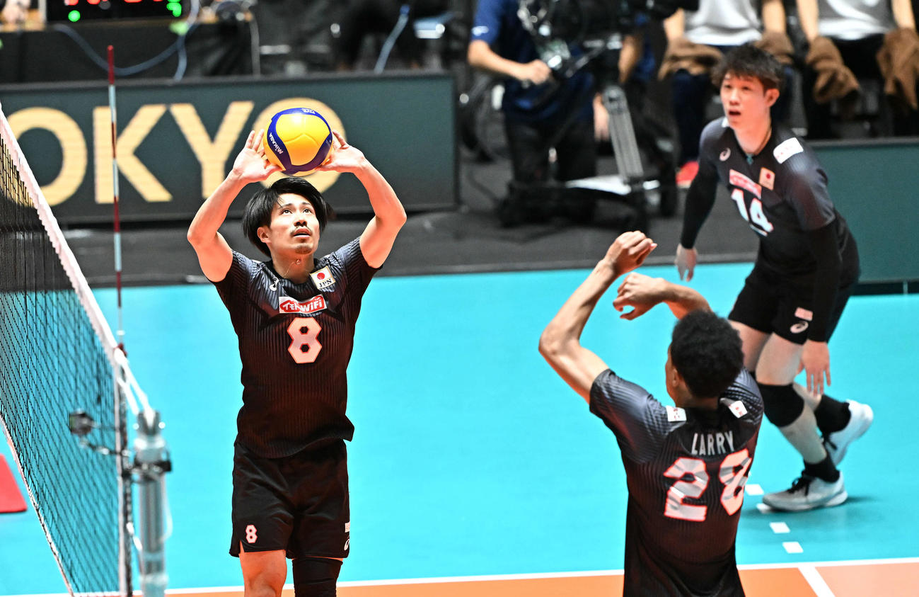 日本対米国　第2S、トスを上げる関田（左）（撮影・滝沢徹郎）
