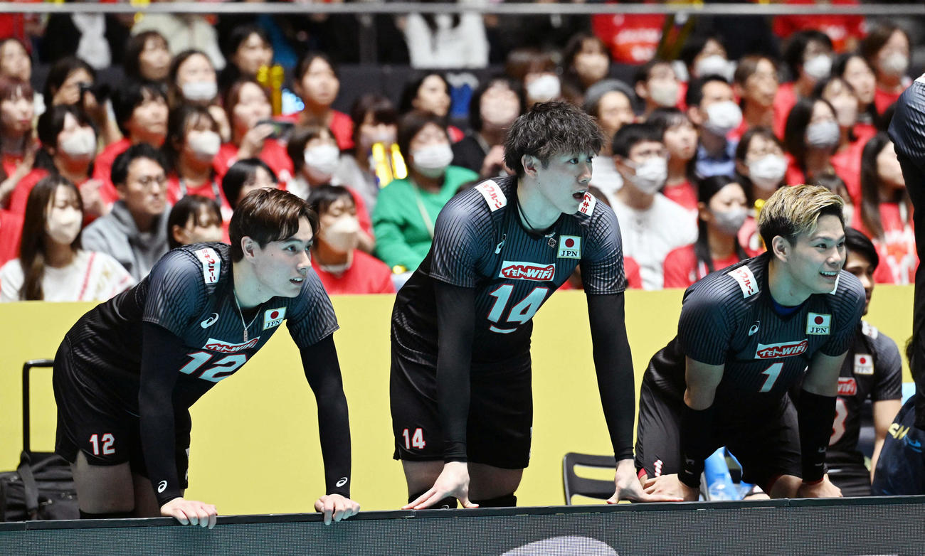日本対米国　第5S、ベンチから戦況を見守る、左から高橋藍、石川、西田（撮影・滝沢徹郎）