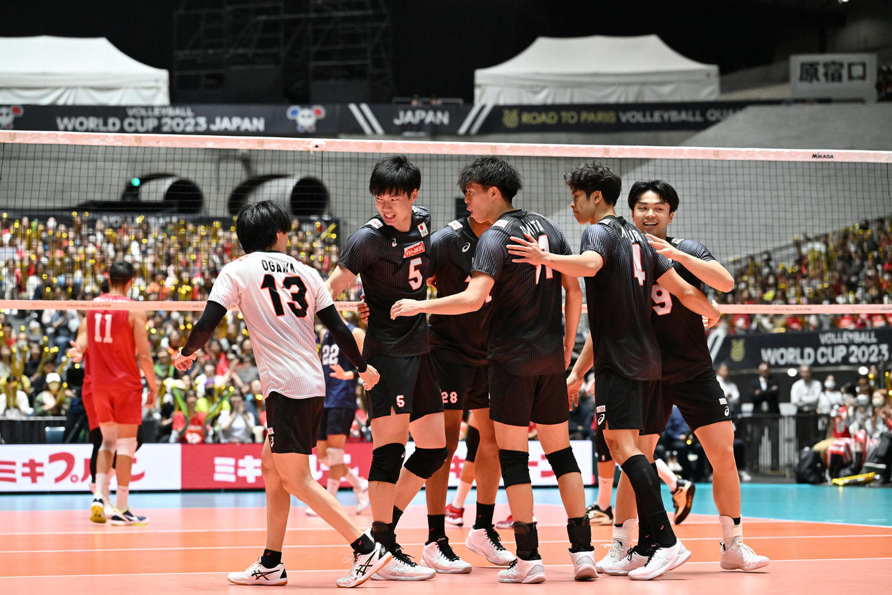日本対米国　第1S、ポイントを奪いタッチをかわす日本の選手たち（撮影・滝沢徹郎）