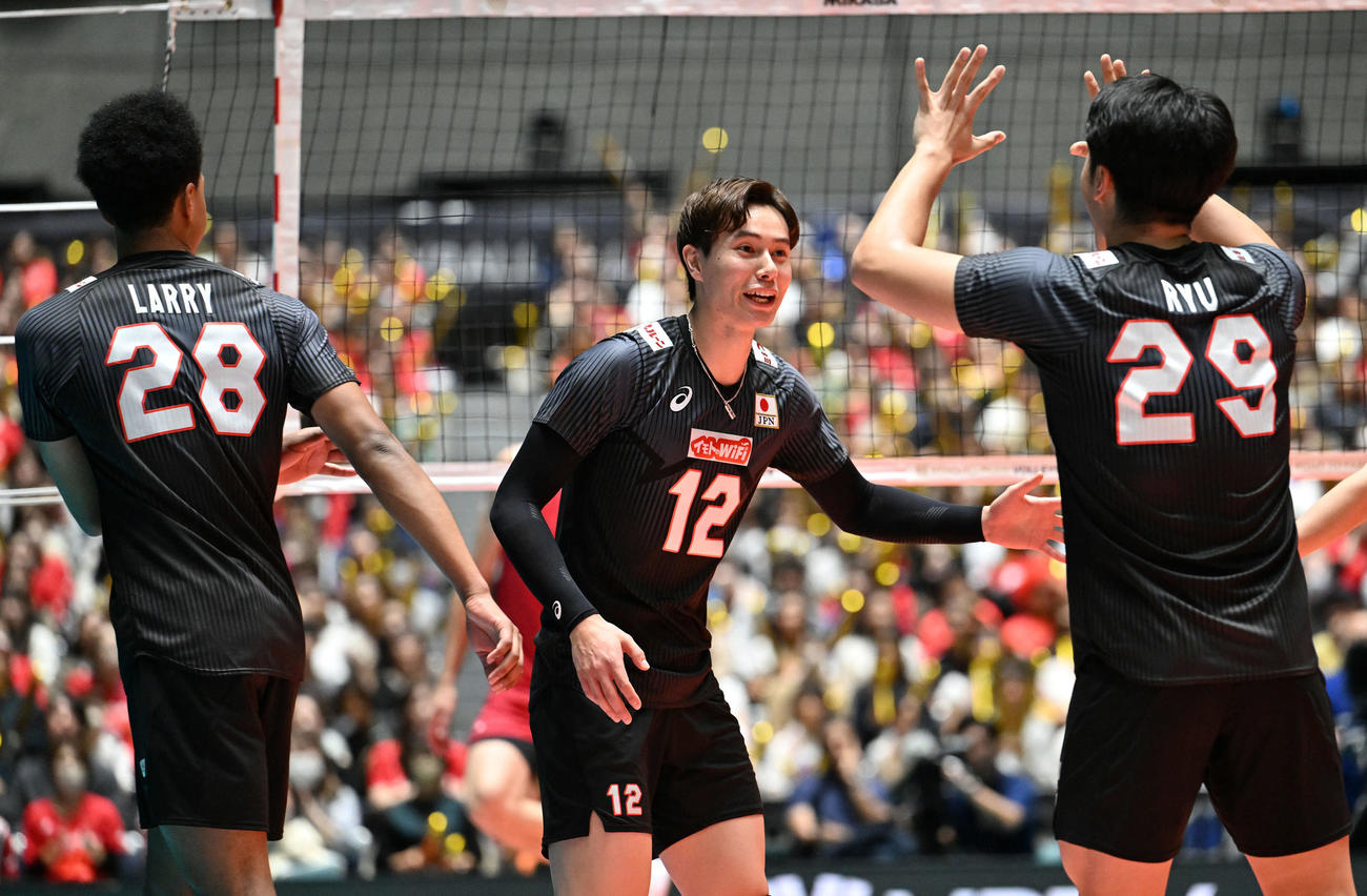 日本対米国　第1S、途中から交代し出場した高橋藍（中央）はチームメートとタッチをかわす（撮影・滝沢徹郎）