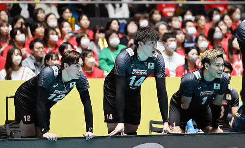 日本対米国　第5S、ベンチから戦況を見守る、左から高橋藍、石川、西田（撮影・滝沢徹郎）