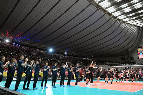 日本対米国　試合後、ファンにあいさつする選手たち（撮影・滝沢徹郎）