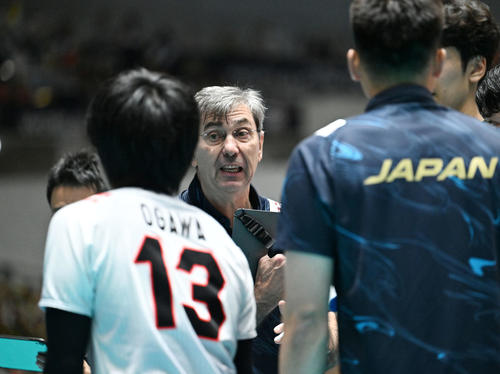 日本対米国　第1セット、タイムアウトで選手たちに指示を出すブラン監督（後方）（撮影・滝沢徹郎）