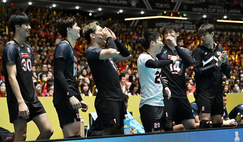 日本対米国　ベンチから声を出す西田（左から3人目）ら選手たち（撮影・滝沢徹郎）