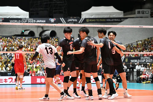 日本対米国　第1S、ポイントを奪いタッチをかわす日本の選手たち（撮影・滝沢徹郎）