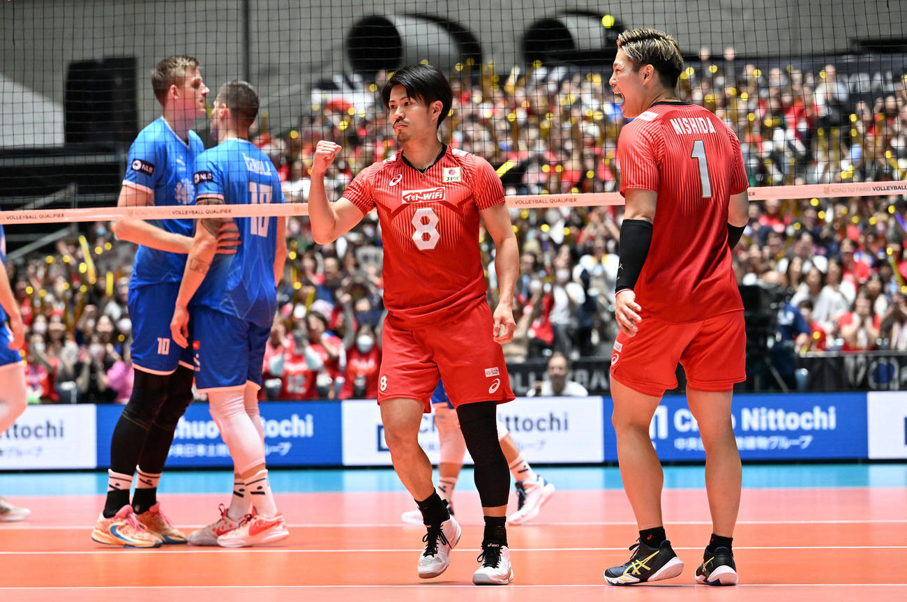 日本対スロベニア　第3S、スパイクを決めてガッツポーズする関田（左）（撮影・滝沢徹郎）