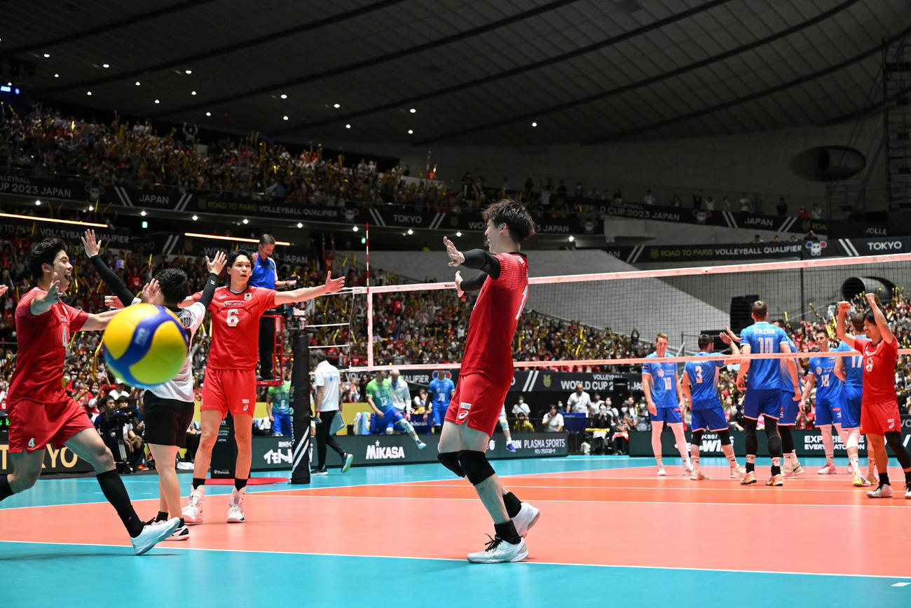 日本対スロベニア　3－0のストレート勝ちでパリ五輪出場権を獲得し、喜ぶ石川（中央）ら選手たち（撮影・滝沢徹郎）