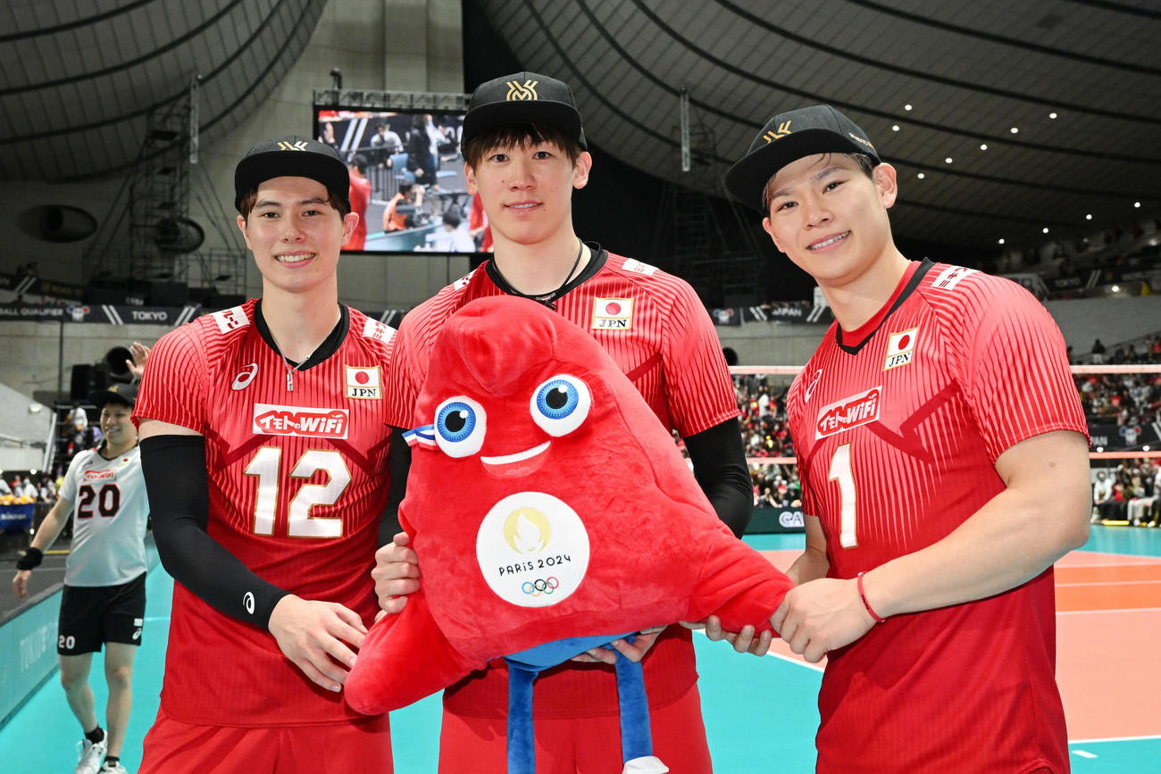 日本対スロベニア　パリ五輪出場権を獲得し、同大会マスコットの「フリージュ」を手に記念撮影する、左から高橋藍、石川、西田（撮影・滝沢徹郎）