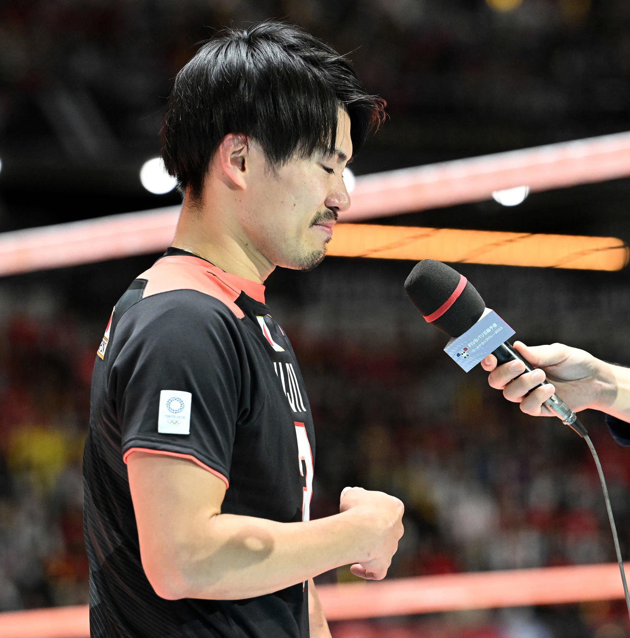 日本対スロベニア　試合後、故・藤井さんのユニホームを着てインタビューに臨む関田は感極まる（撮影・滝沢徹郎）