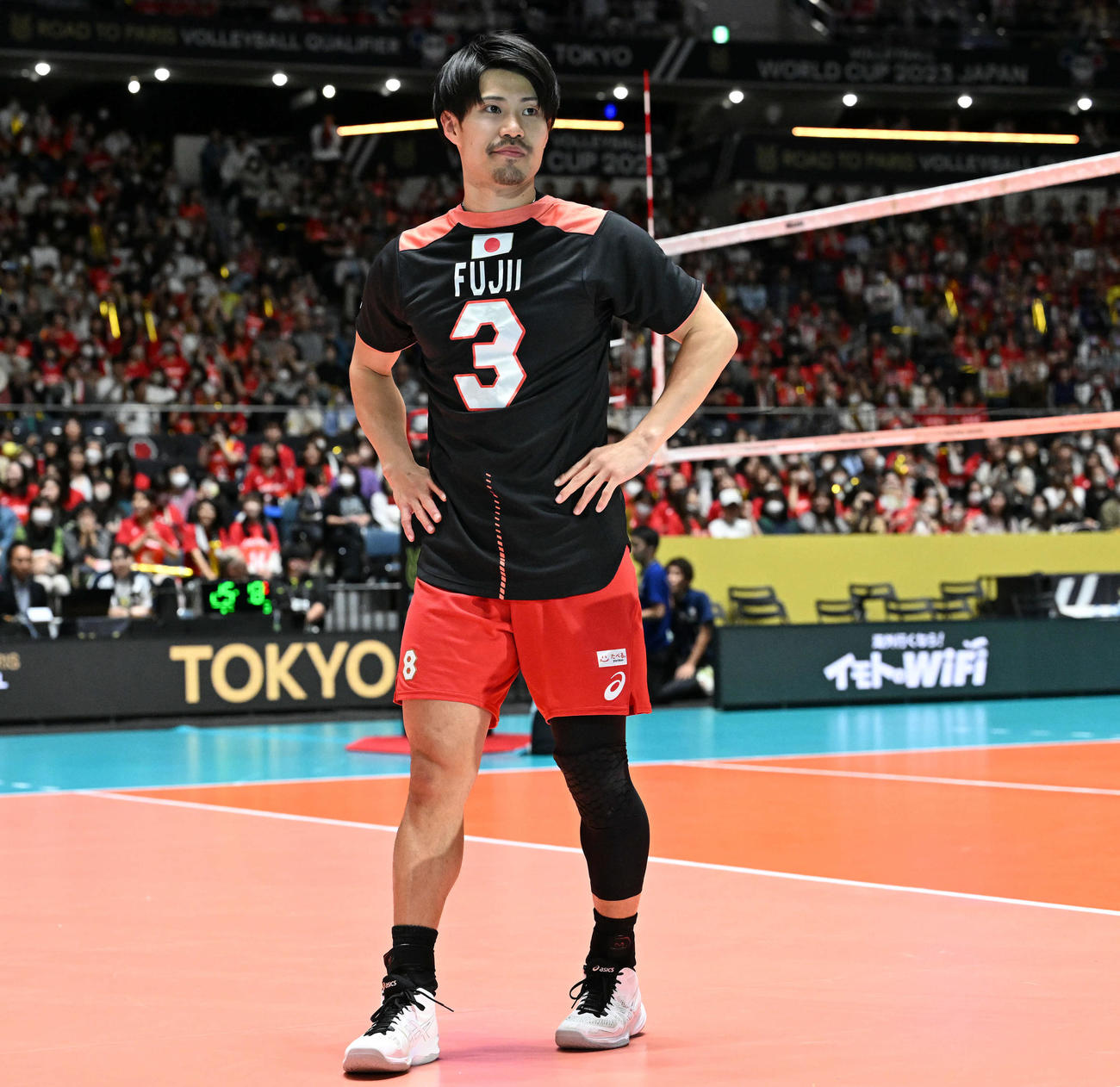 日本対スロベニア　試合後、故・藤井さんのユニホームを着てインタビューに臨む関田（撮影・滝沢徹郎）