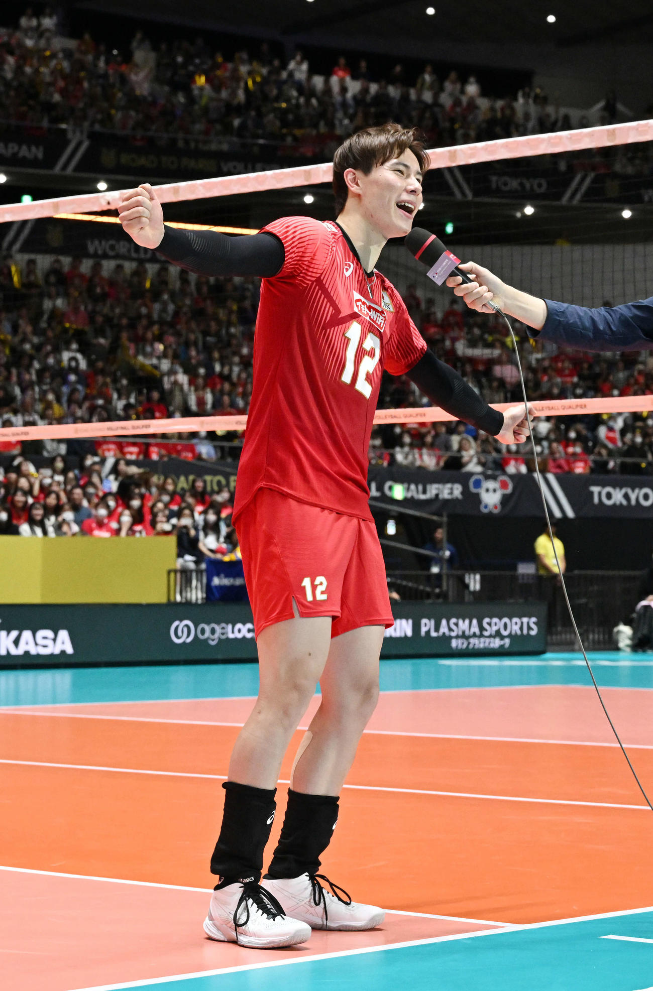 日本対スロベニア　試合後のインタビューでひき肉ポーズする高橋藍（撮影・滝沢徹郎）