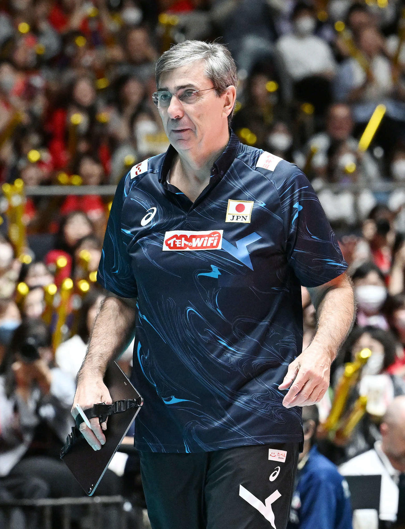 日本対スロベニア　戦況を見守るブラン監督（撮影・滝沢徹郎）