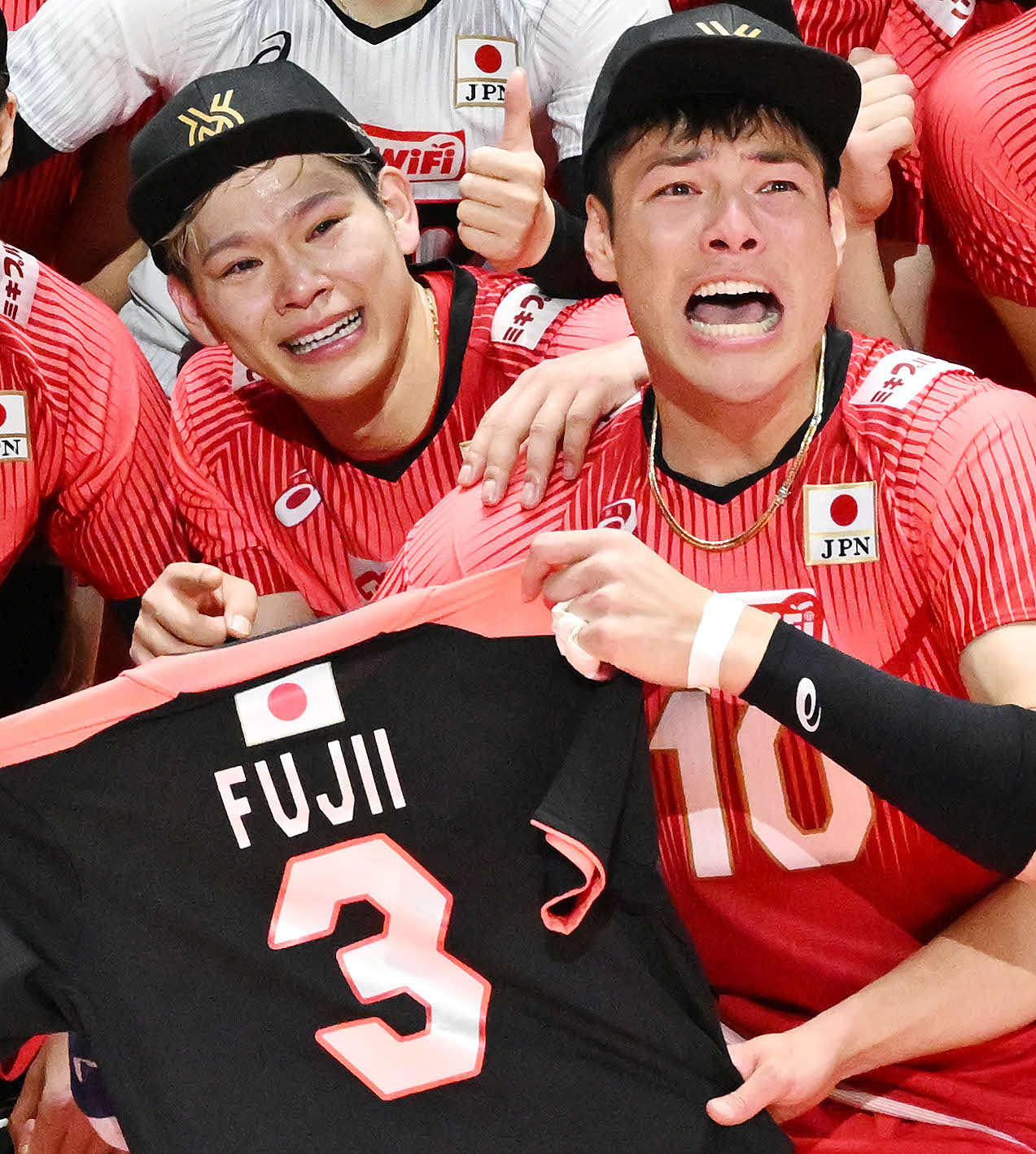 日本対スロベニア　試合後、西田（左）は高橋健の手にする故・藤井さんのユニホームを前に男泣きする（撮影・滝沢徹郎）