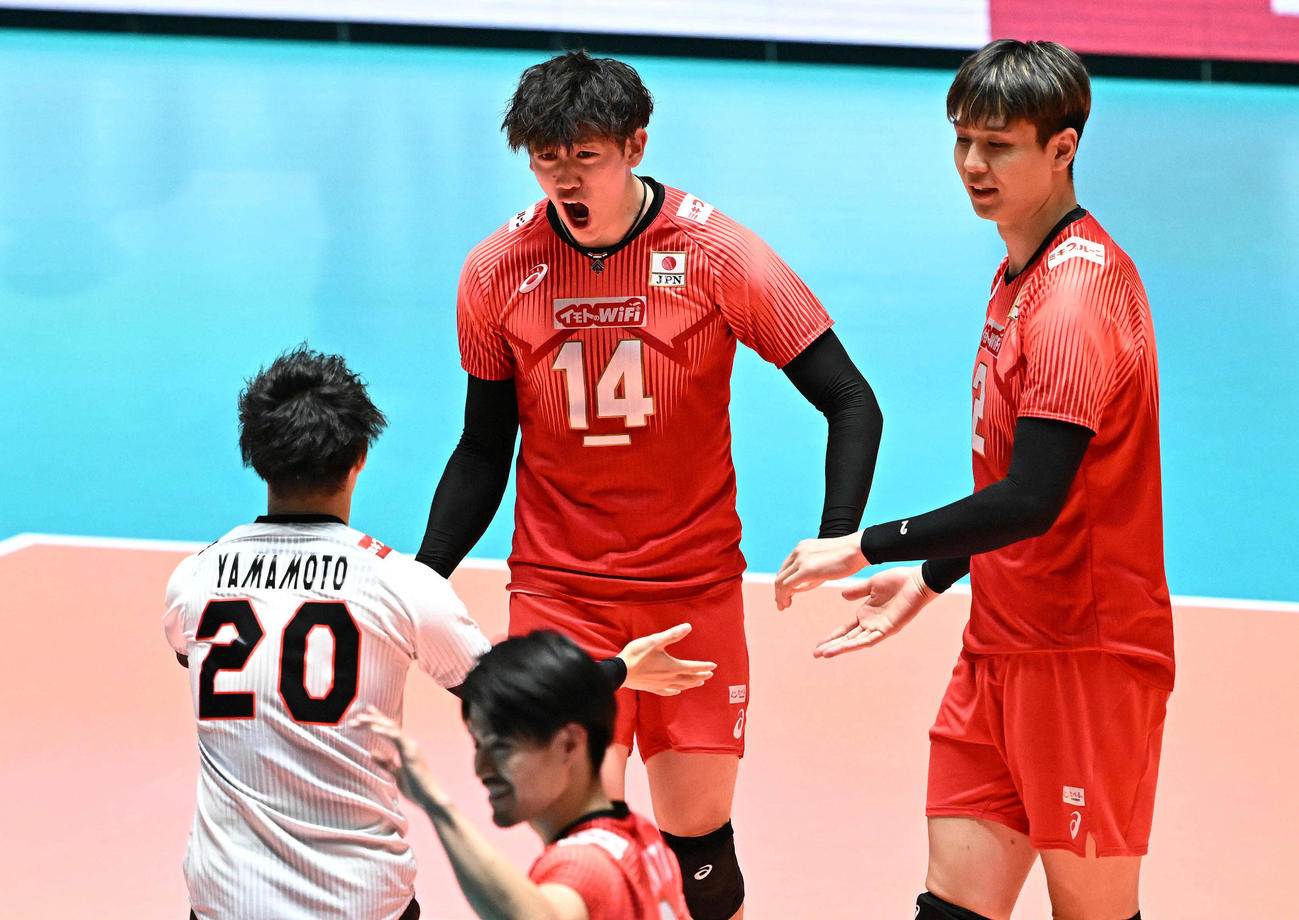 日本対スロベニア　第1S、ポイントを奪い叫ぶ石川（後方）（撮影・滝沢徹郎）